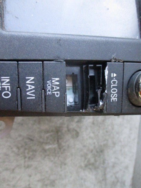 TOYOTA AVENSIS MK3 T270 2011 RADIO MEDIA PLAYER HEAD UNIT DAMAGED 8612020A80