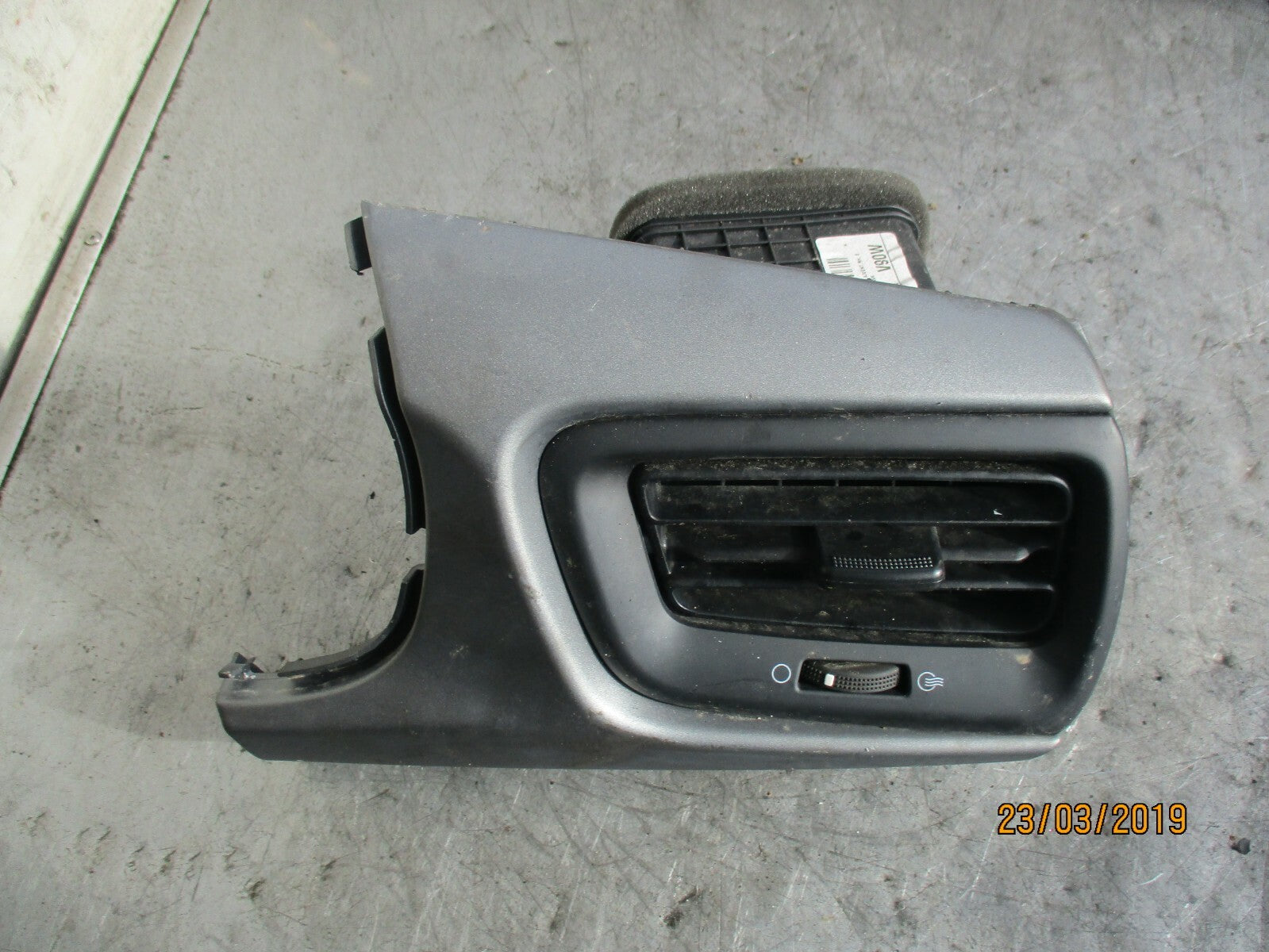 KIA RIO YB (MK4) OS DRIVER SIDE AIR VENTS GREY 97480H8900