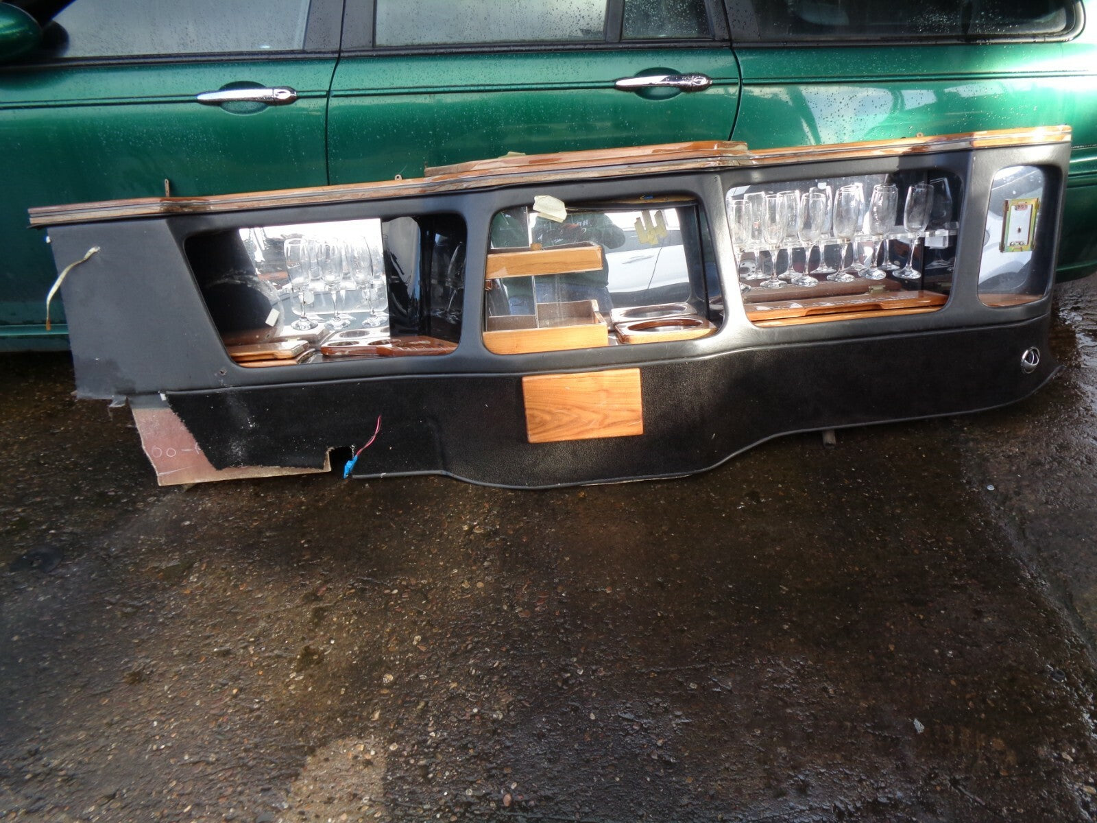 LINCOLN TOWN CAR LIMOUSINE LEFT SIDE CONVIENCE SIDE COMPARTMENT