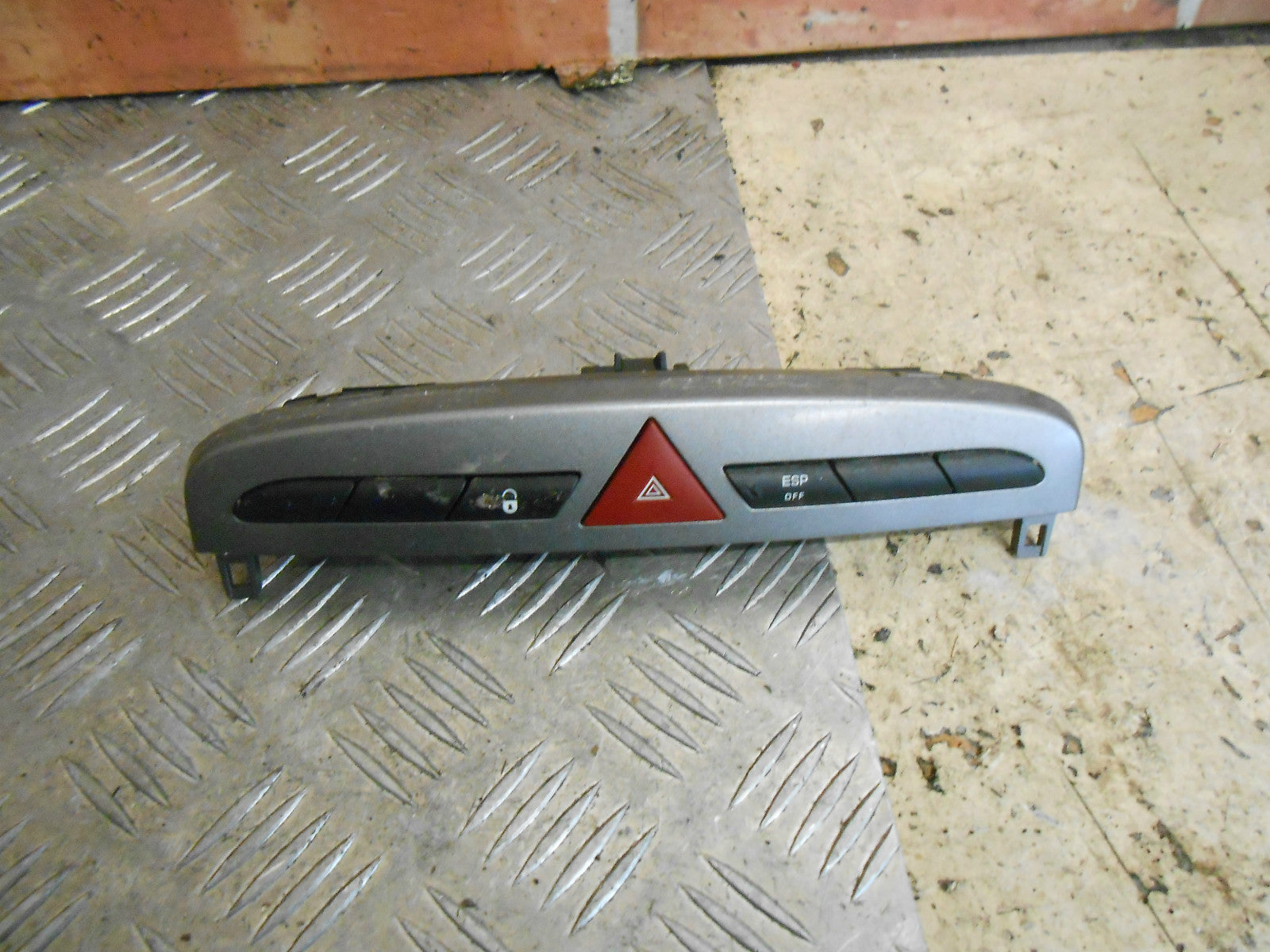 PEUGEOT 308 2013 MK1 HAZARD CENTRAL LOCK ESP CONTROL SWITCH PANEL 9659215177