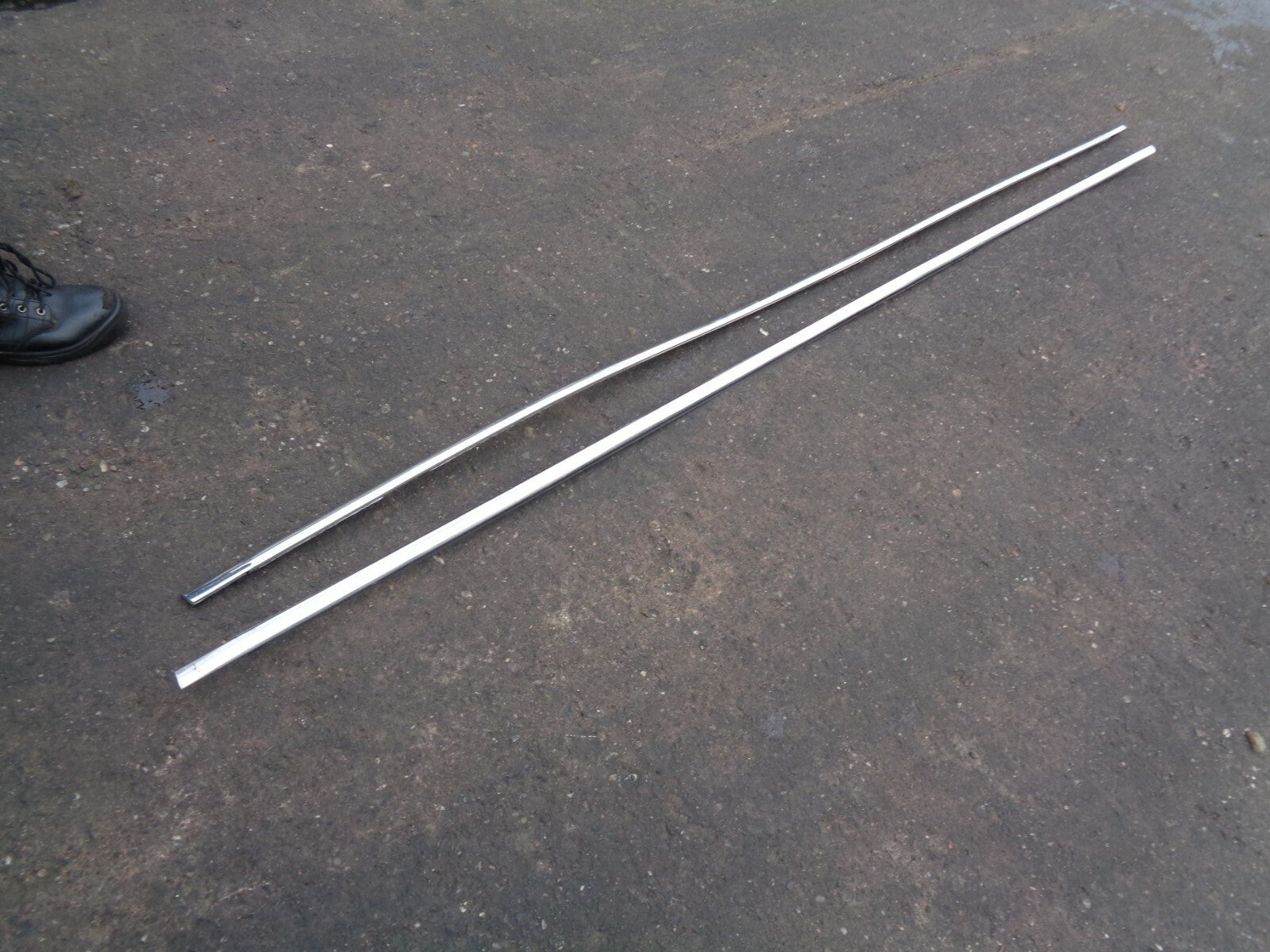 LINCOLN TOWN CAR LIMOUSINE UPPER EXTERIOR CHROME STRIP