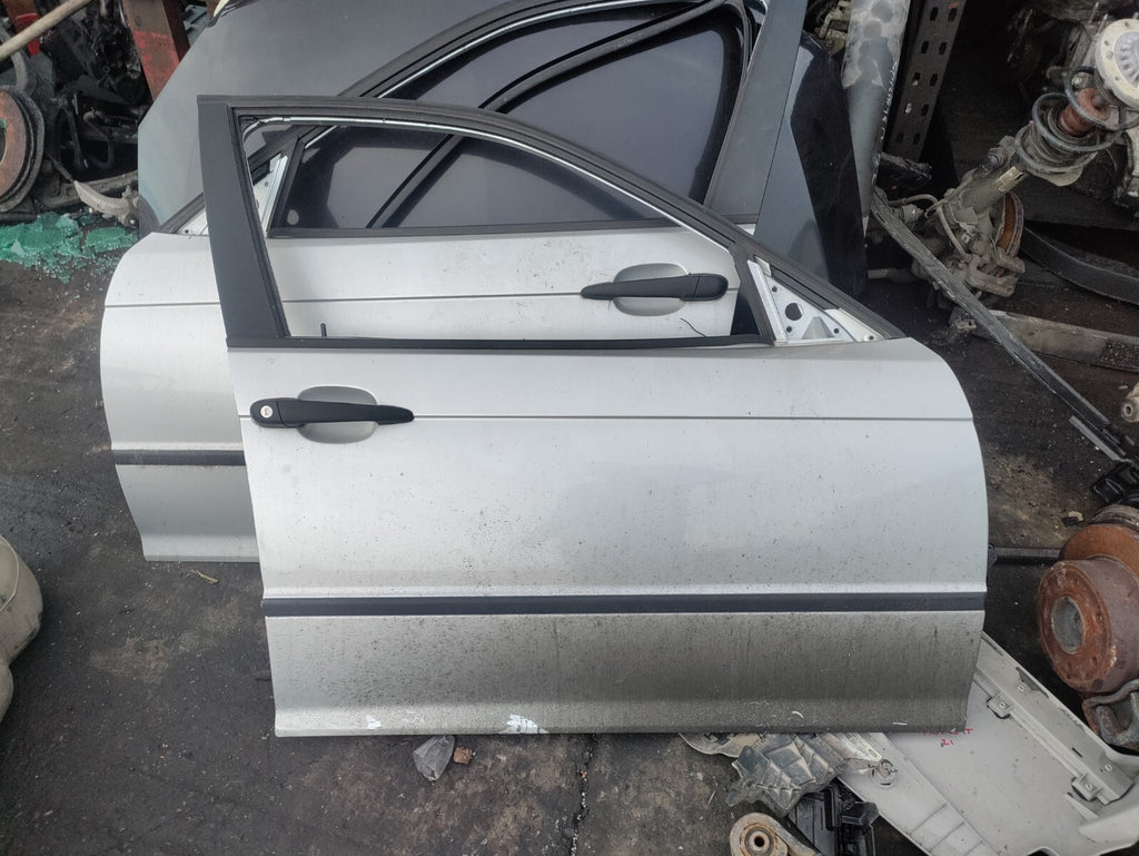 BMW 3 SERIES E46 2002 OSF DRIVER SIDE FRONT DOOR SILVER
