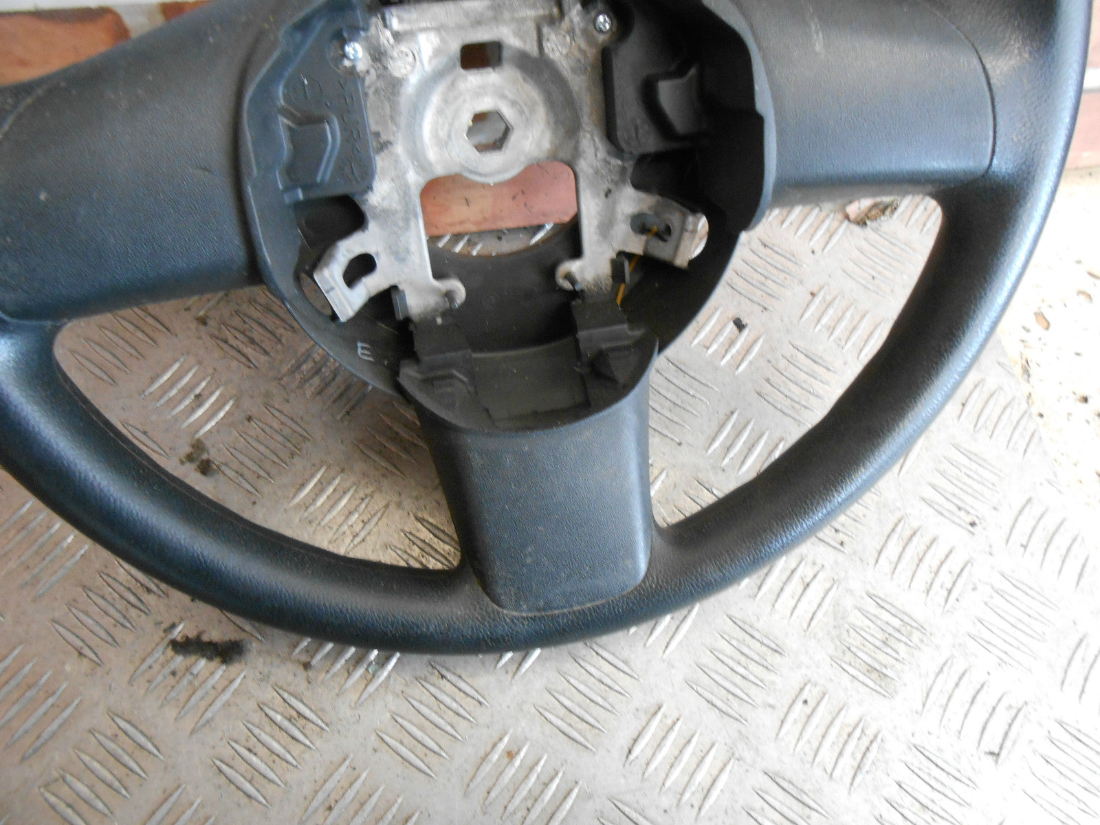 MAZDA 2 DE 2010 5 DOOR 3 SPOKE STEERING WHEEL ASSEMBLY
