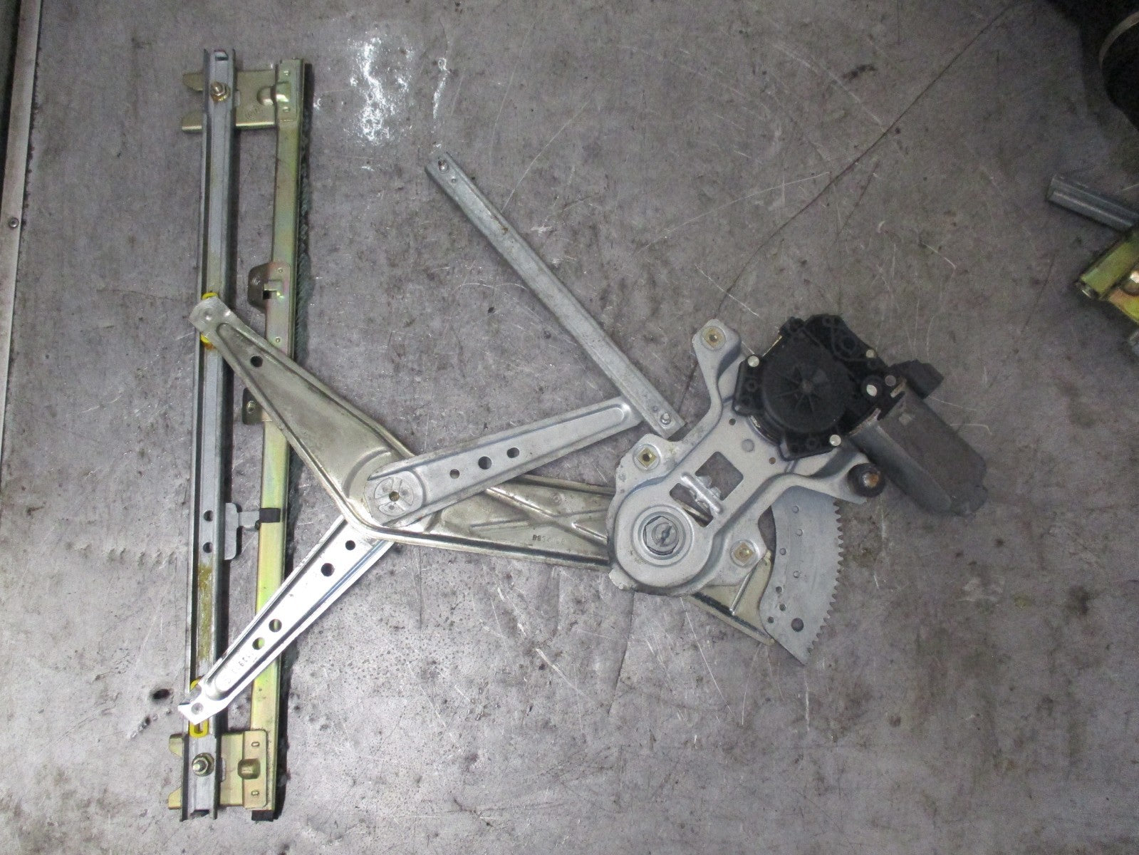 ALFA ROMEO 166 936 NSF PASSENGER SIDE FRONT REGULATOR