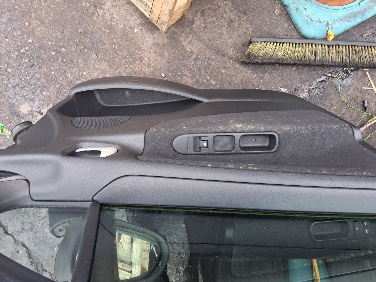 2012 PEUGEOT 207 NSF PASSENGER SIDE FRONT LEFT COMPLETE DOOR WITH WING MIRROR