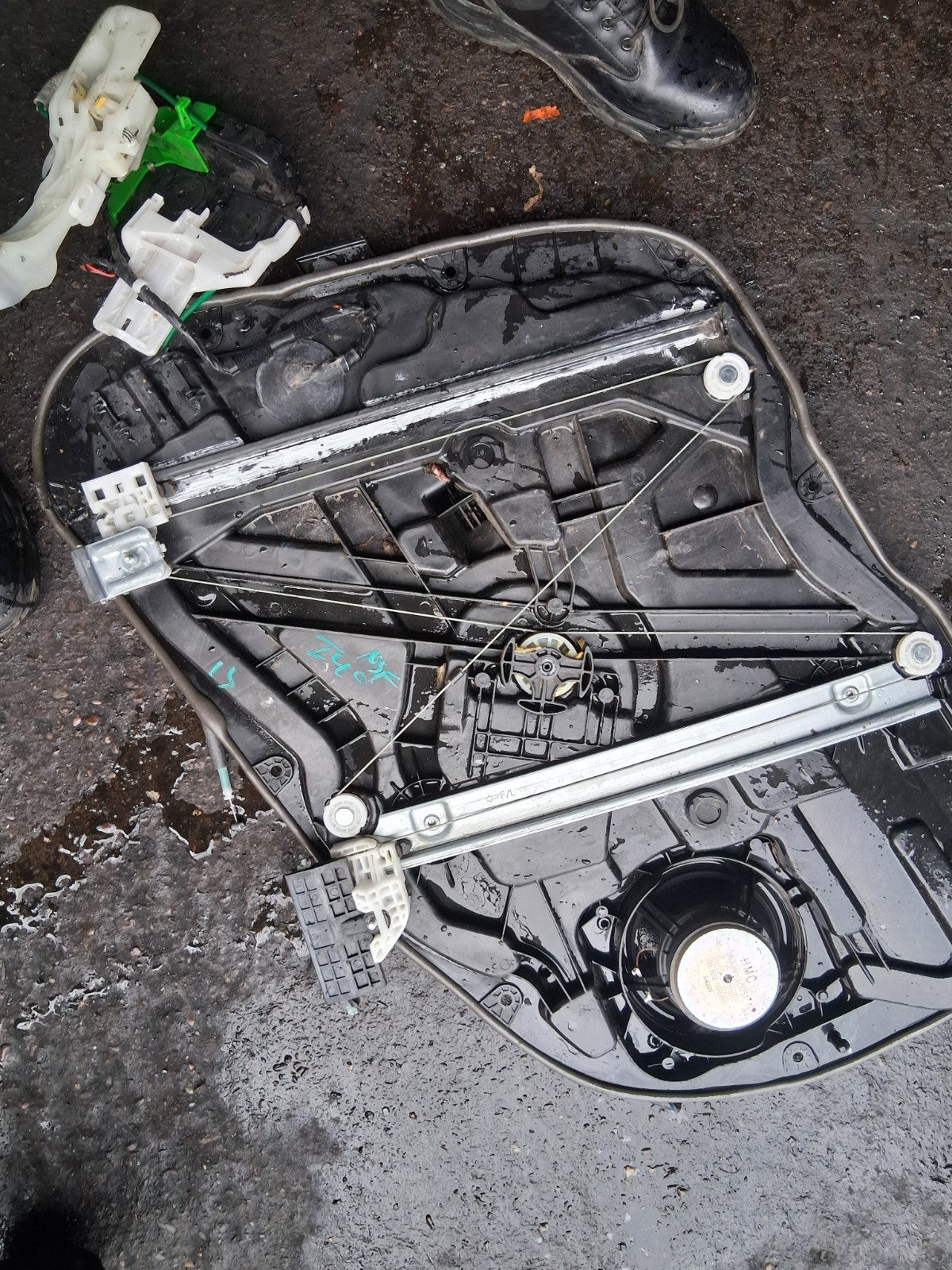 2013 HYUNDAI I40 NSF PASSENGER SIDE FRONT LEFT WINDOW MOTOR REGULATOR
