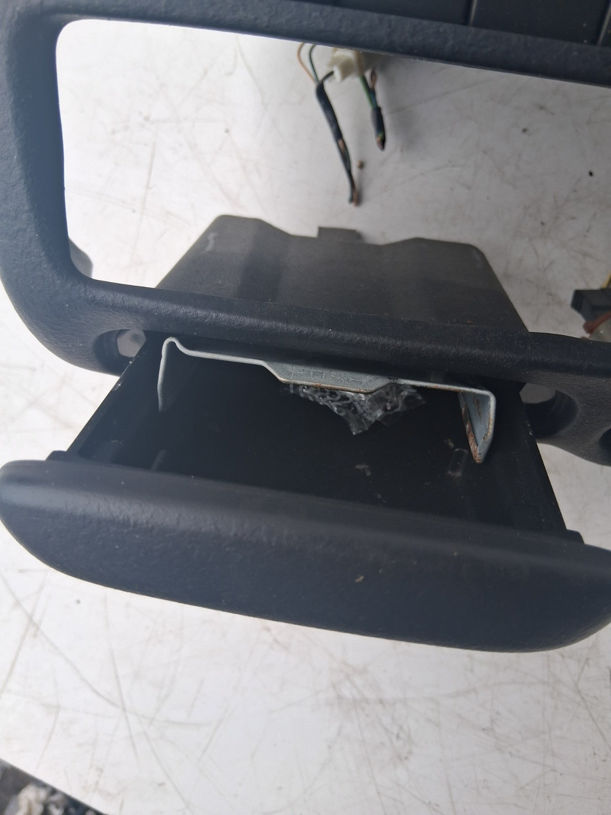 YARIS 2004 D PLAYER STEREO HEAD UNIT & SURROUND TRIM 861200D140