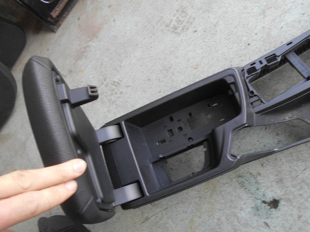 BMW 1 SERIES F20 2016 2017 RHD CENTRE CONSOLE ARM REST 12V SOCKET X2 ASSEMBLY