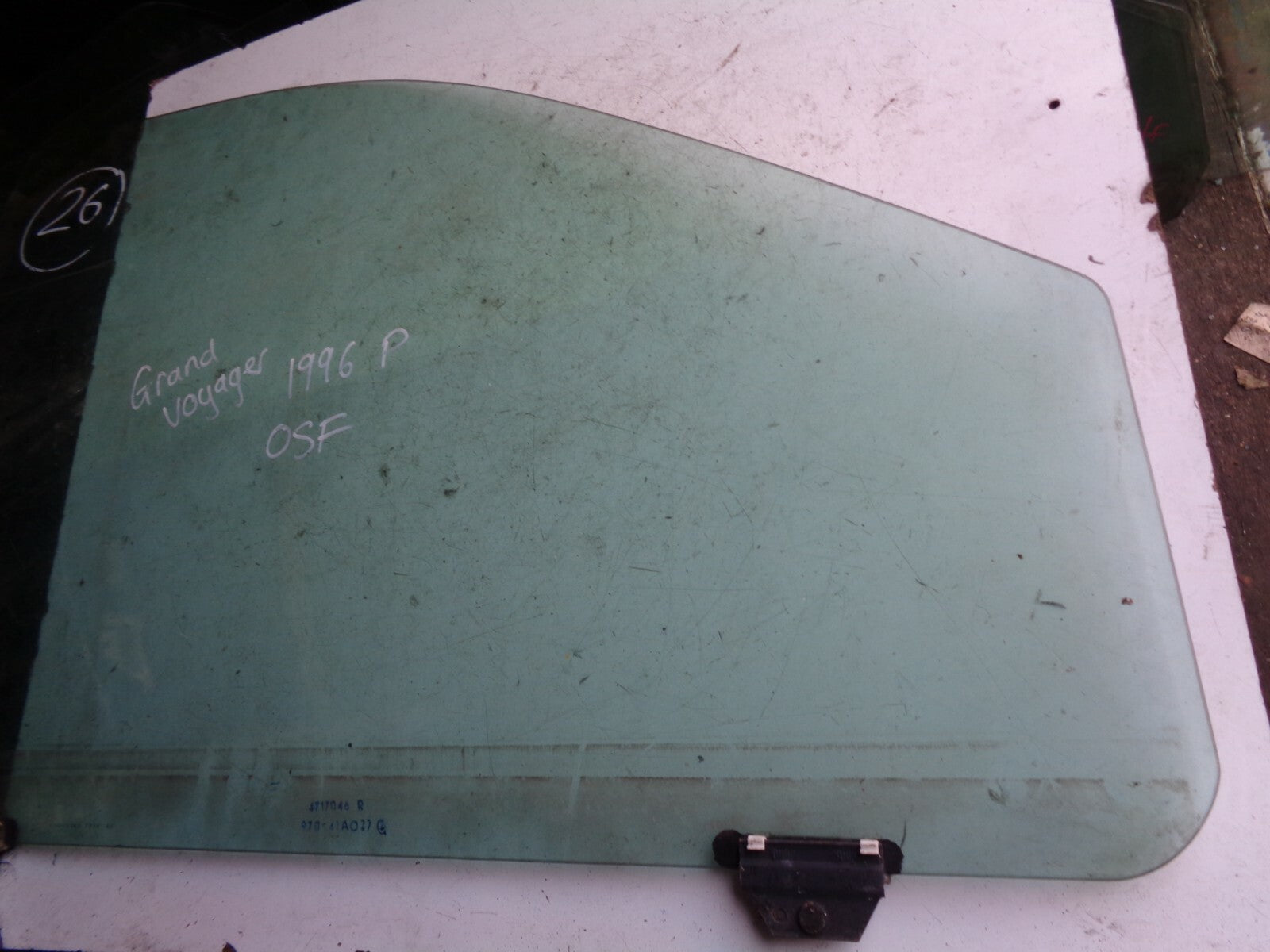CHRYSLER GRAND VOYAGER OS DRIVER SIDE FRONT WINDOW GLASS