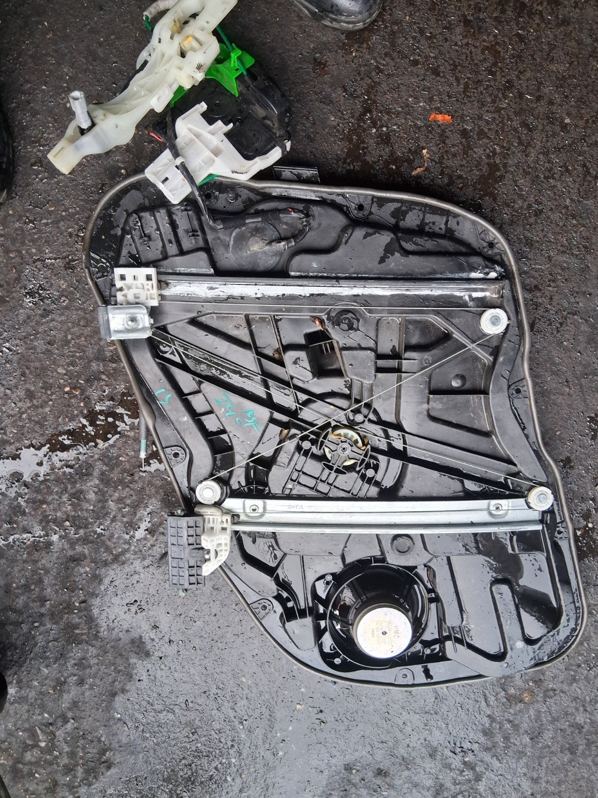 2013 HYUNDAI I40 NSF PASSENGER SIDE FRONT LEFT WINDOW MOTOR REGULATOR