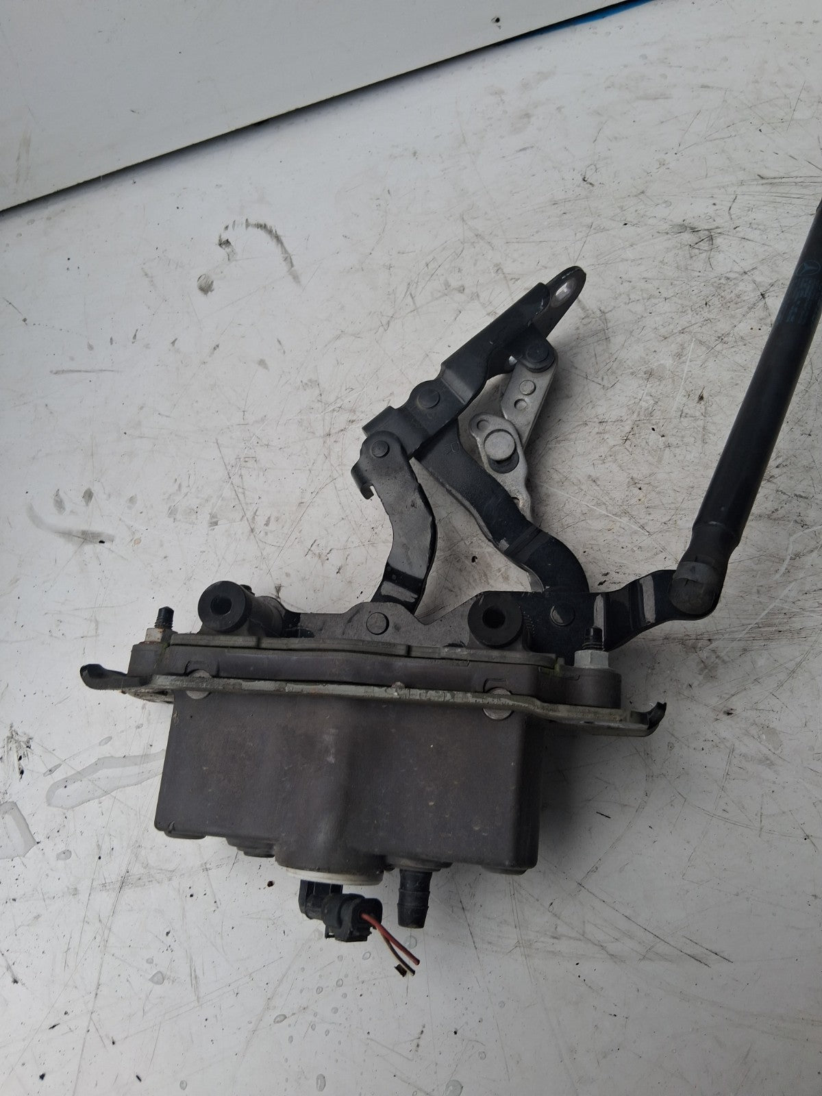 2015 MERCEDES BENZ W204 C CLASS OS DRIVER SIDE BONNET ACTUATOR FRONT A2129066301