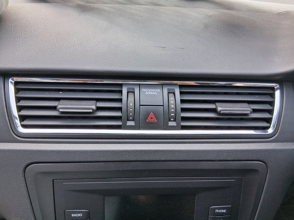 SEAT TOLEDO MK4 2018 DASHBOARD CENTRE AIRVENT TRIM HAZARD SWITCH