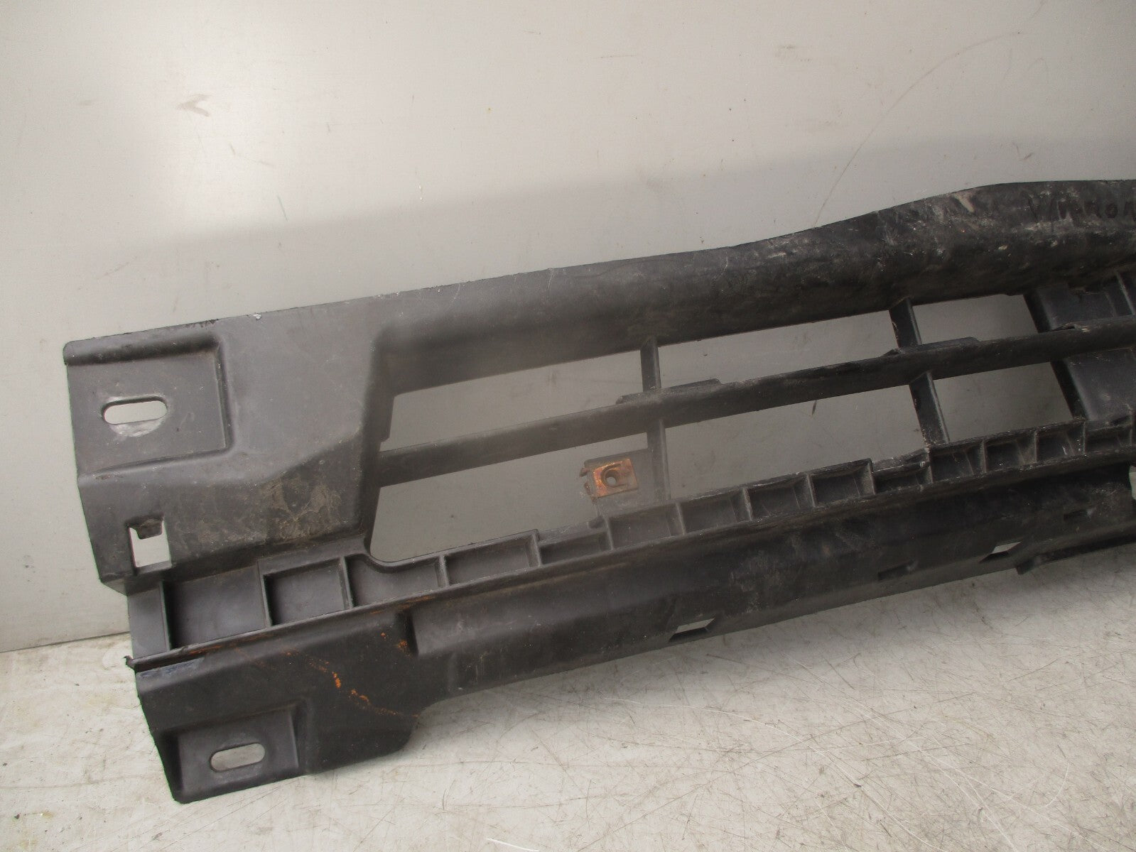 2012 VAUXHALL VIVARO MK1 X83 FRONT BUMPER CENTRE BRACKET 620300102R