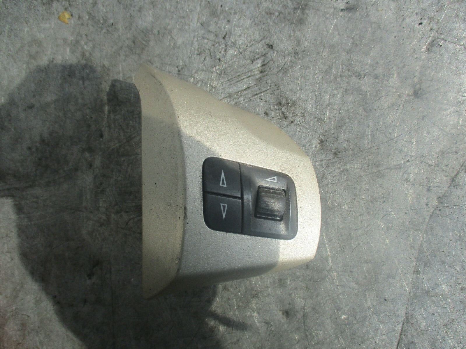 VAUXHALL CORSA D  STEERING WHEEL MULTIFUNCTION VOLUME CONTROLS 13222330