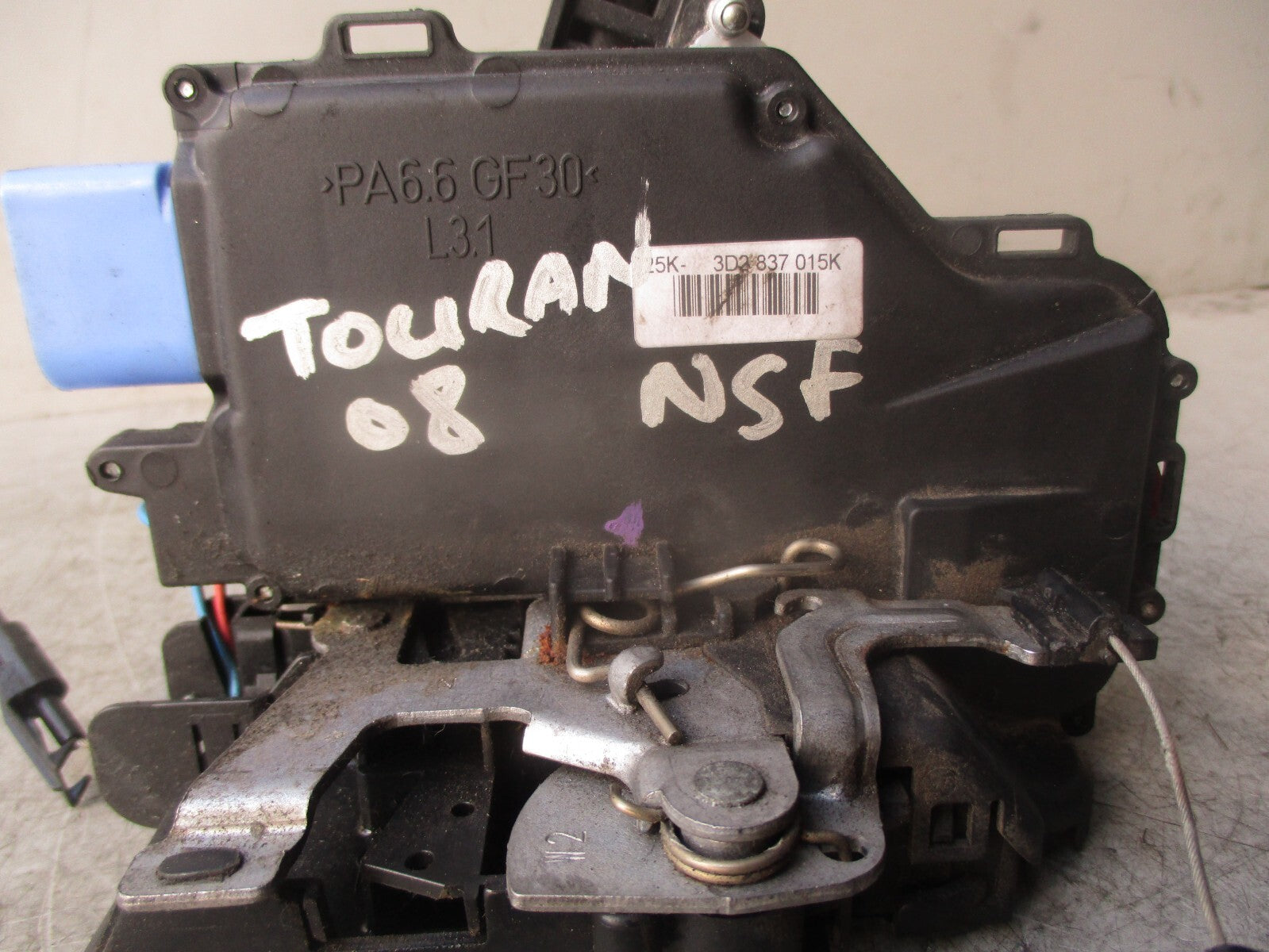 2008 VOLKSWAGEN TOURAN MK1 NSF PASSENGER SIDE FRONT LEFT DOOR LOCK 3D2837015K