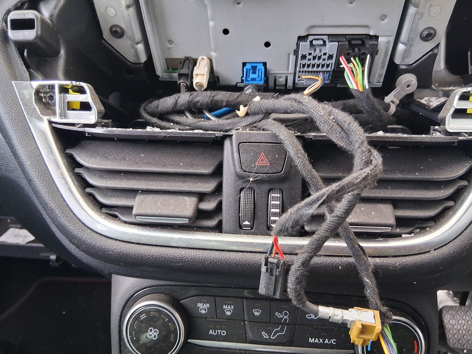 2024 FORD PUMA FRONT DASHBOARD CENTRE BOTH AIR VENTS WITH HAZARD SWITCH