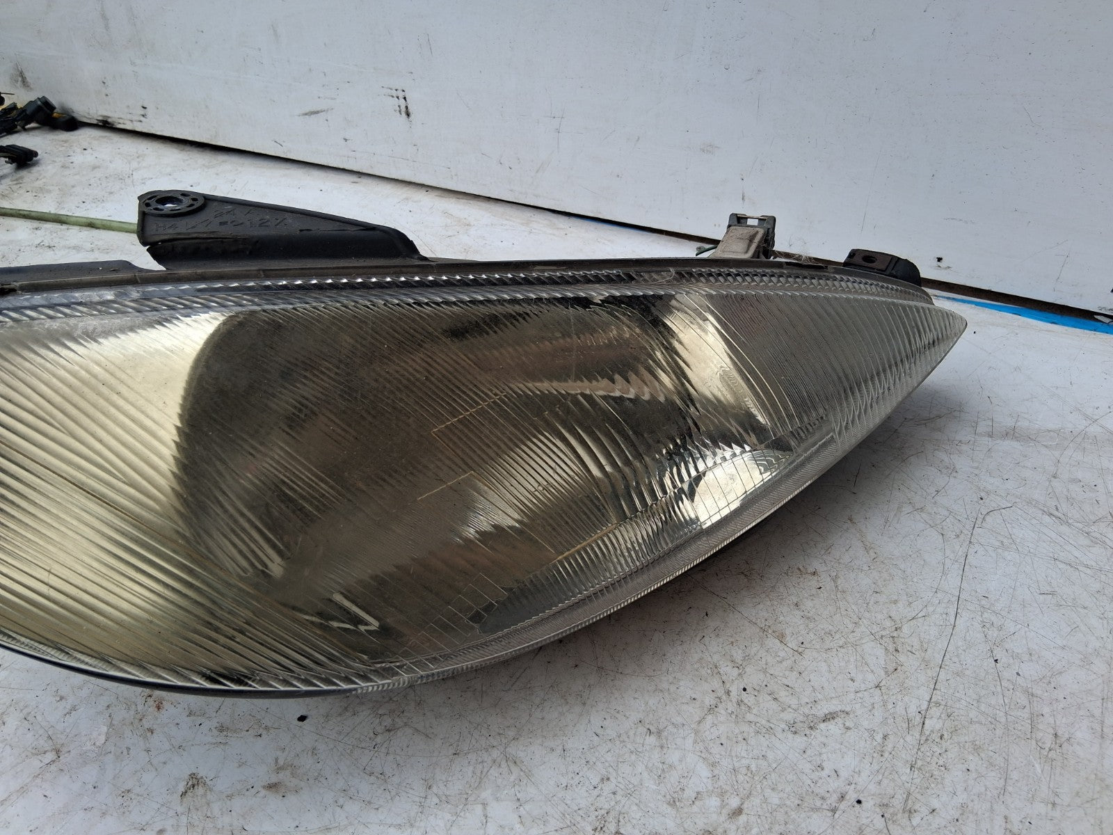 2001 PEUGEOT 206 OSF DRIVER SIDE FRONT HEADLIGHT HEADLAMP
