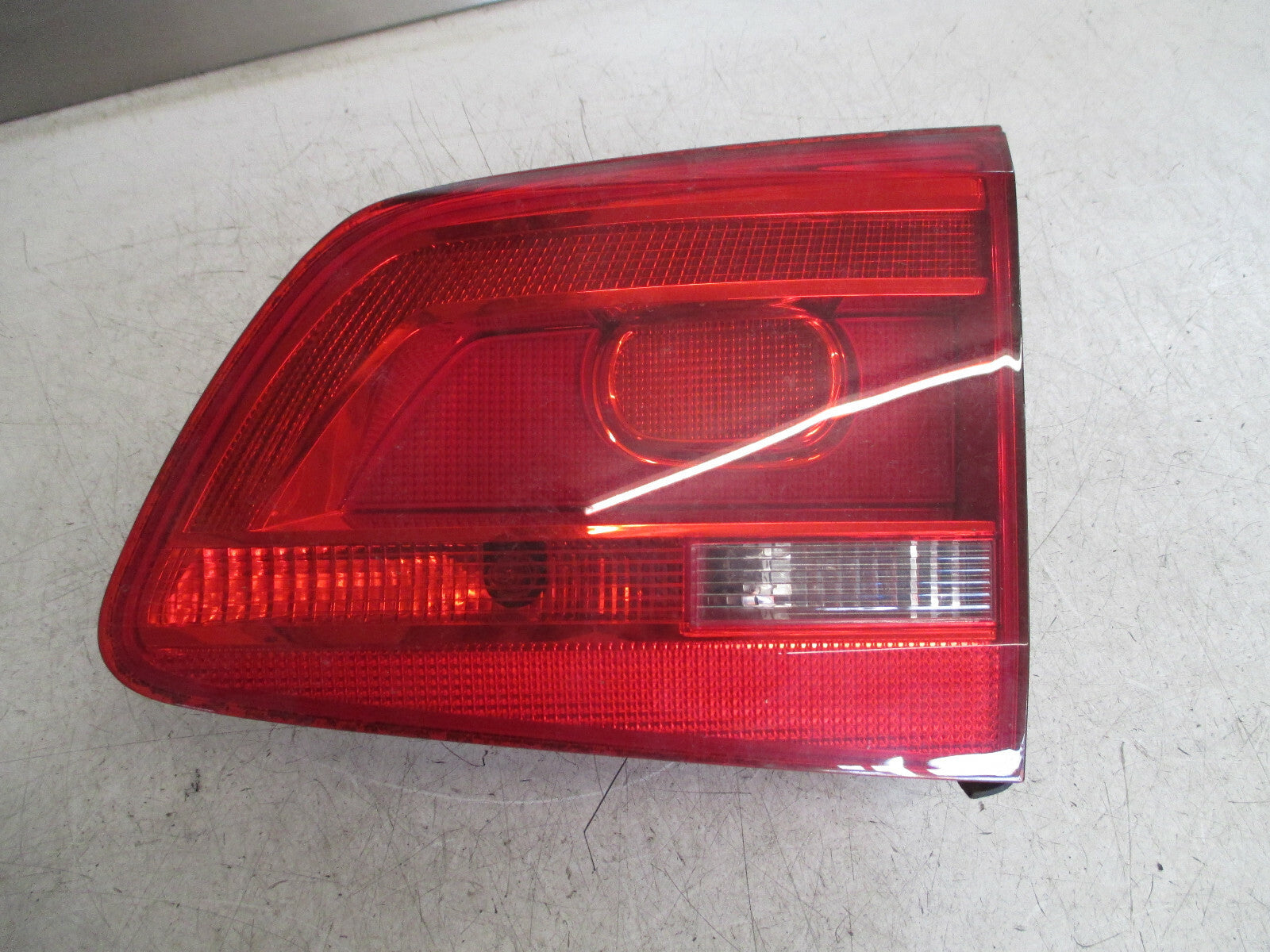 VW TOURAN 2010 - 14 OSR DRIVER SIDE REAR INNER BOOT LIGHT LAMP RIGHT TAILGATE