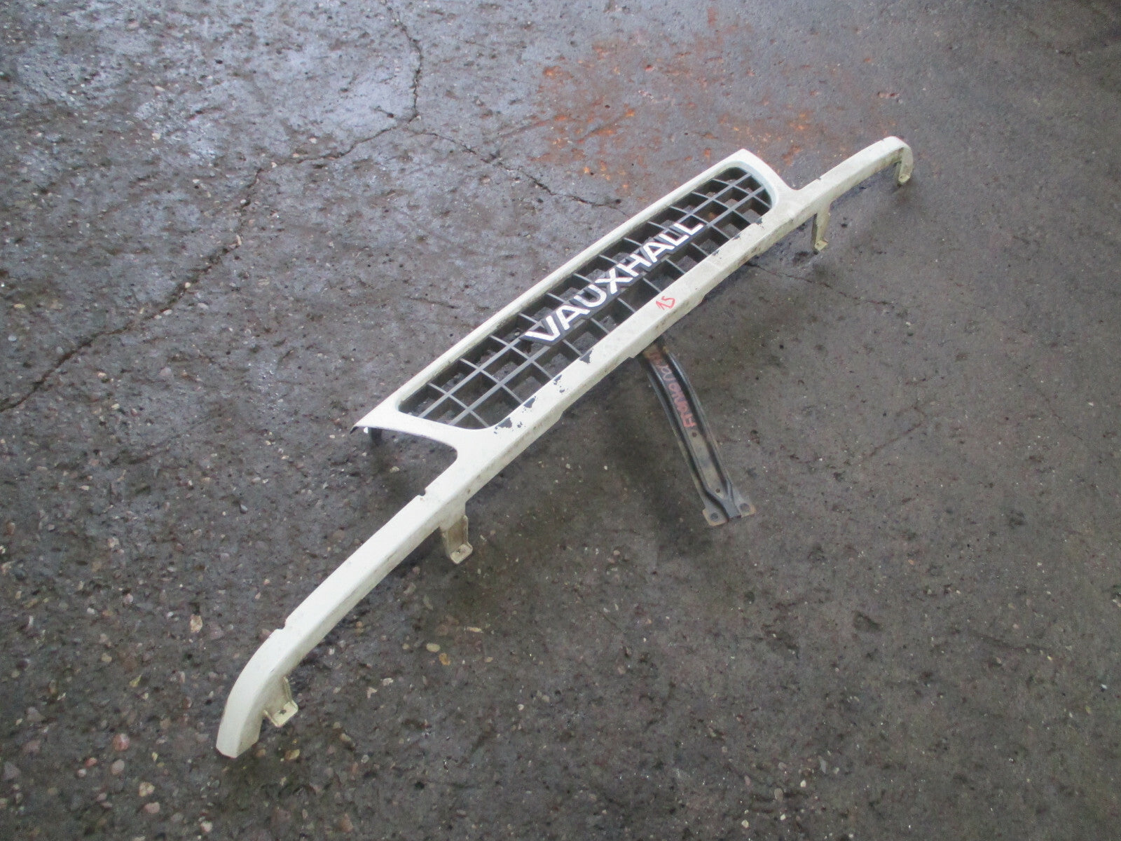 1995 VAUXHALL FRONTERA WHITE FRONT GRILL GRILLE BUMPER