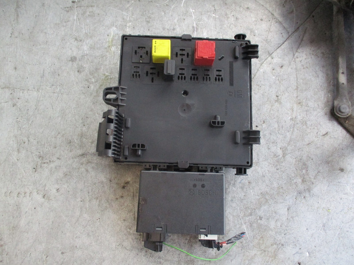 SAAB 93 2005 MK2 FUSE BOX & PARKING DISTANCE CONTROL MODULE 511995847