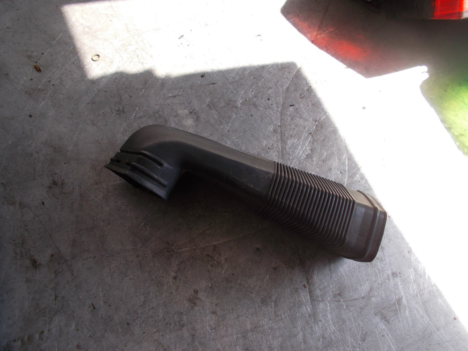 VOLKSWAGEN AUDI SEAT AIR INTAKE PIPE DUCT 8D0129617E