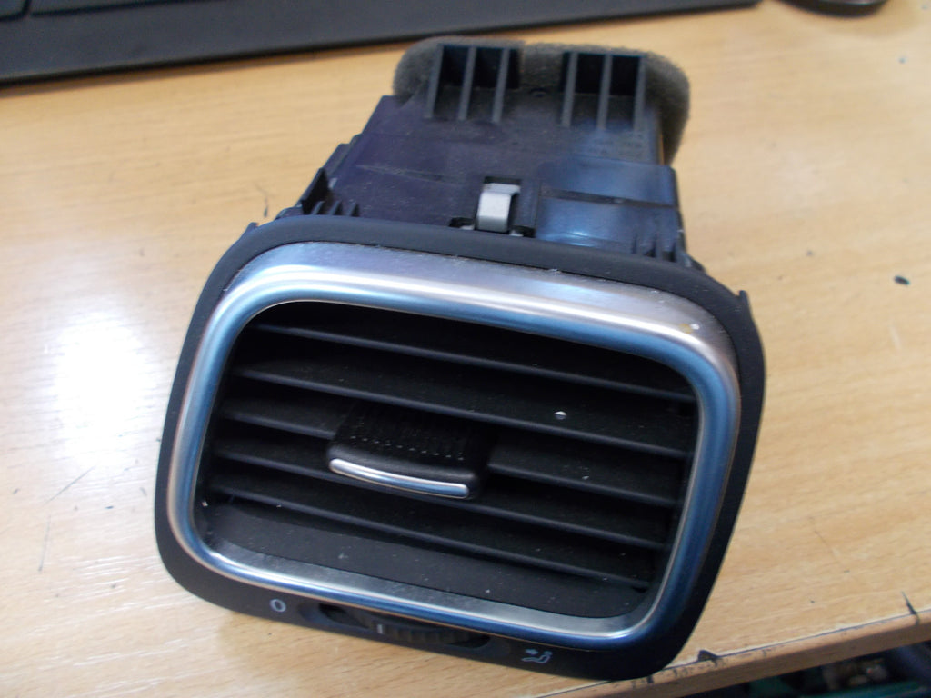 2006 VW NS DASHBOARD AIR VENT 1Q0819703