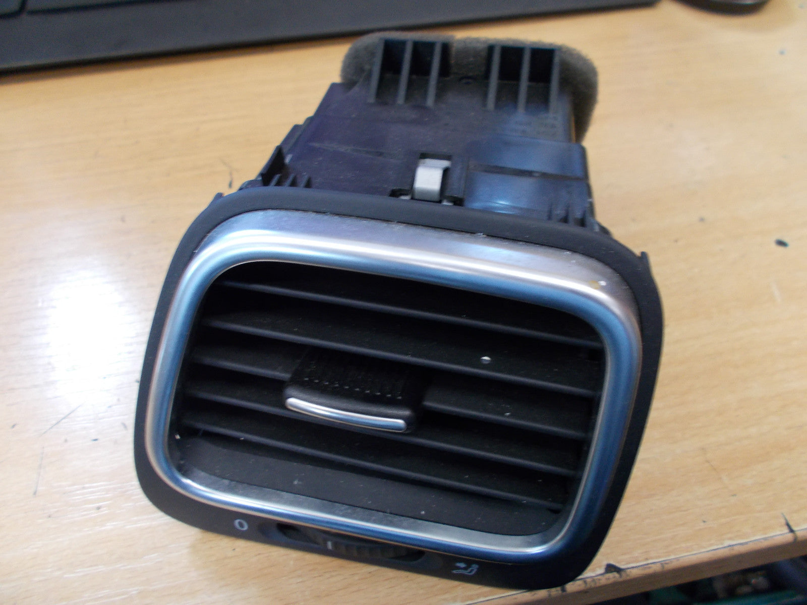 2006 VW NS DASHBOARD AIR VENT 1Q0819703