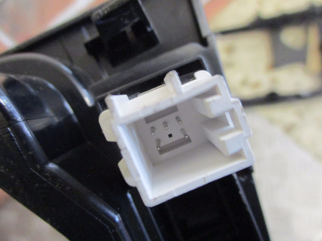 VW PASSAT B6 2006 GEAR SELECTOR SURROUND TRIM 3C0864263