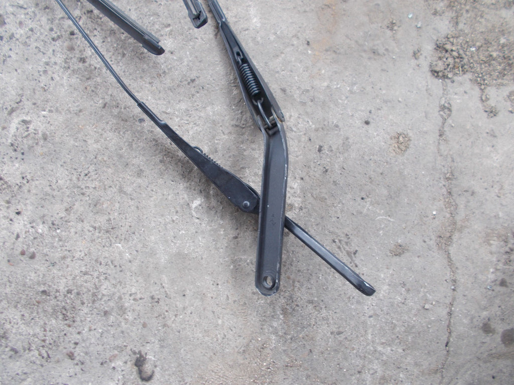 BMW 1 SERIES E87 2006 WINDOW WIPER AND BLADES