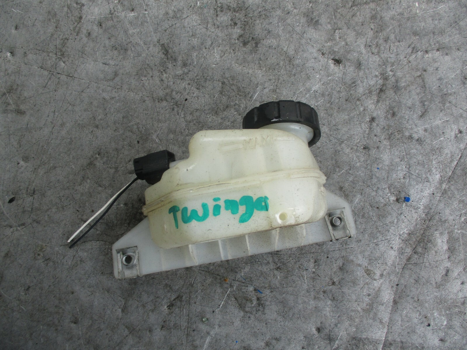 RENAULT TWINGO MK2 BRAKE SERVO MASTER CYLINDER BOTTLE RESERVOIR 8200862403