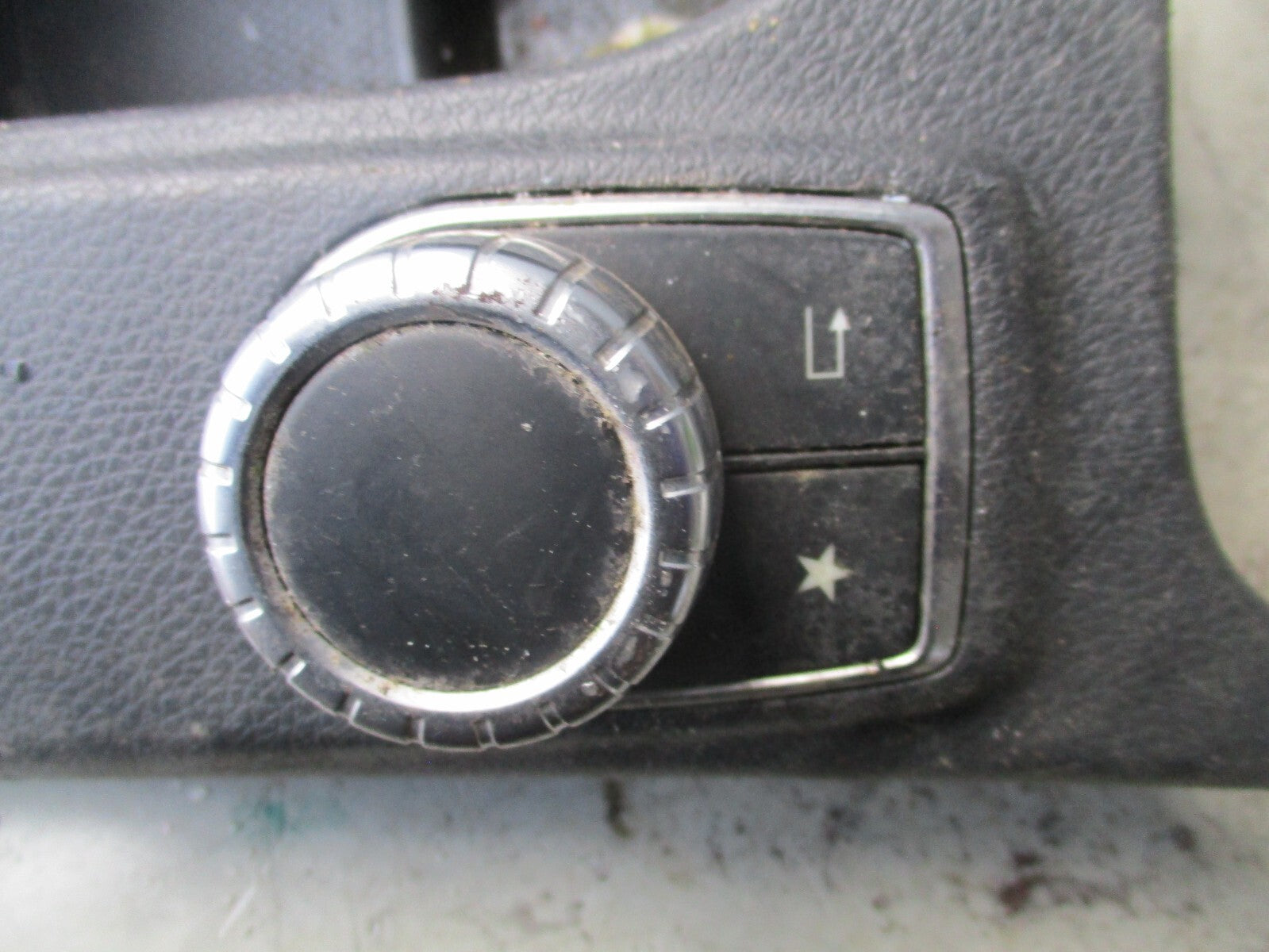 2018 MERCEDES A CLASS FRONT CENTER ASHTRAY STORAGE COMPARTMENT A1766804400