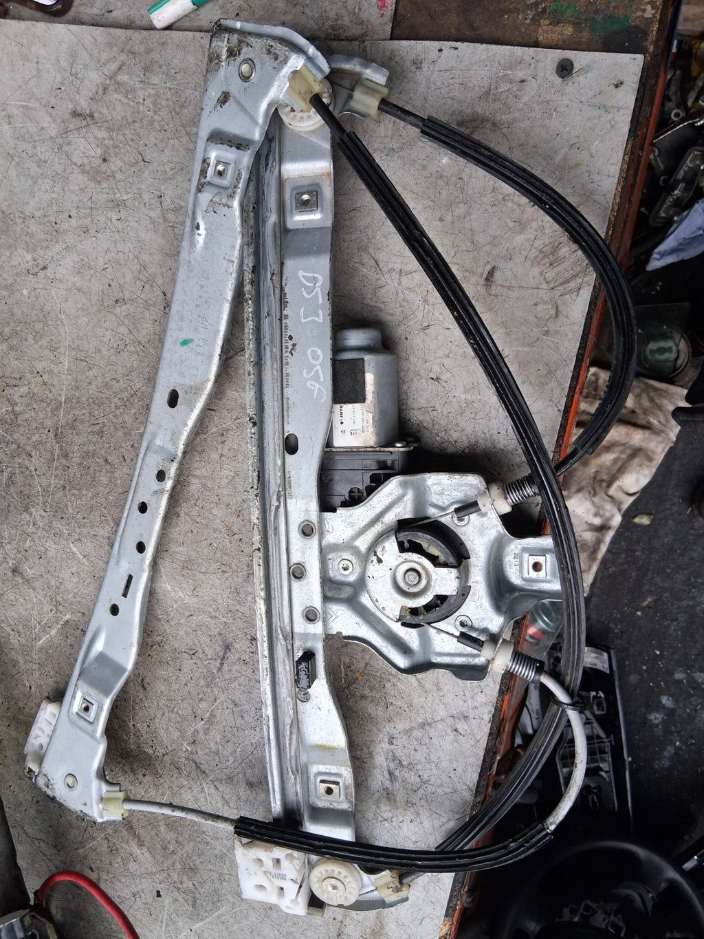 2013 CITROEN DS3 OS DRIVER SIDE WINDOW MOTOR REGULATOR 402219H