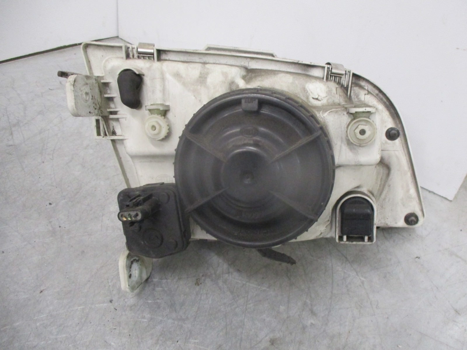 2002 MITSUBISHI SPACESTAR NS PASSENGER SIDE HEADLIGHT HEADLAMP