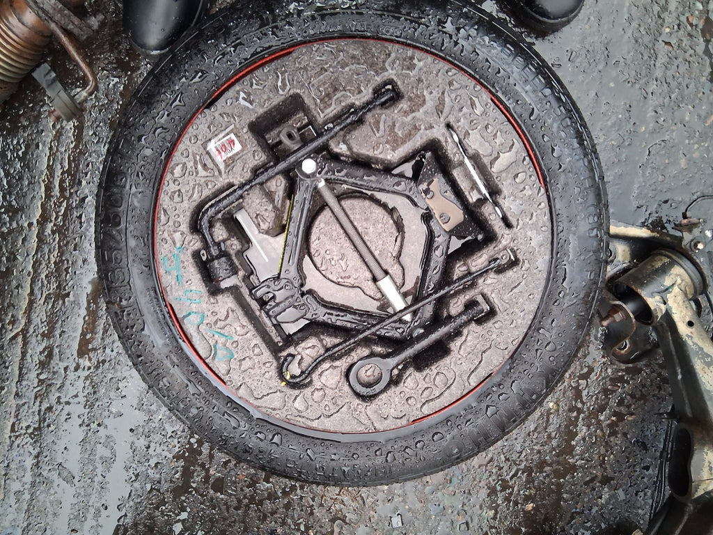 2013 HYUNDAI I40 COMPLETE JACK SET WITH TOW HOOK