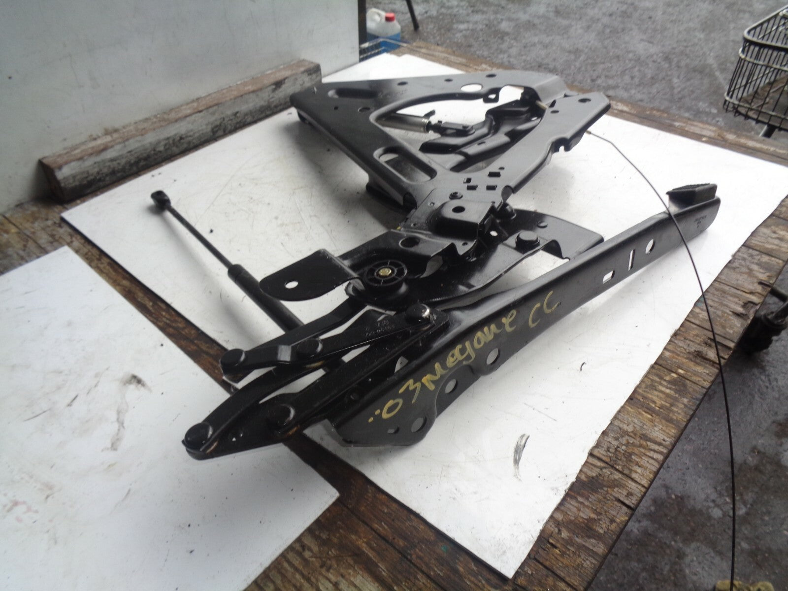RENAULT MEGANE MK2 CC OFF DRIVER SIDE REAR ROOF HINGE e84827756