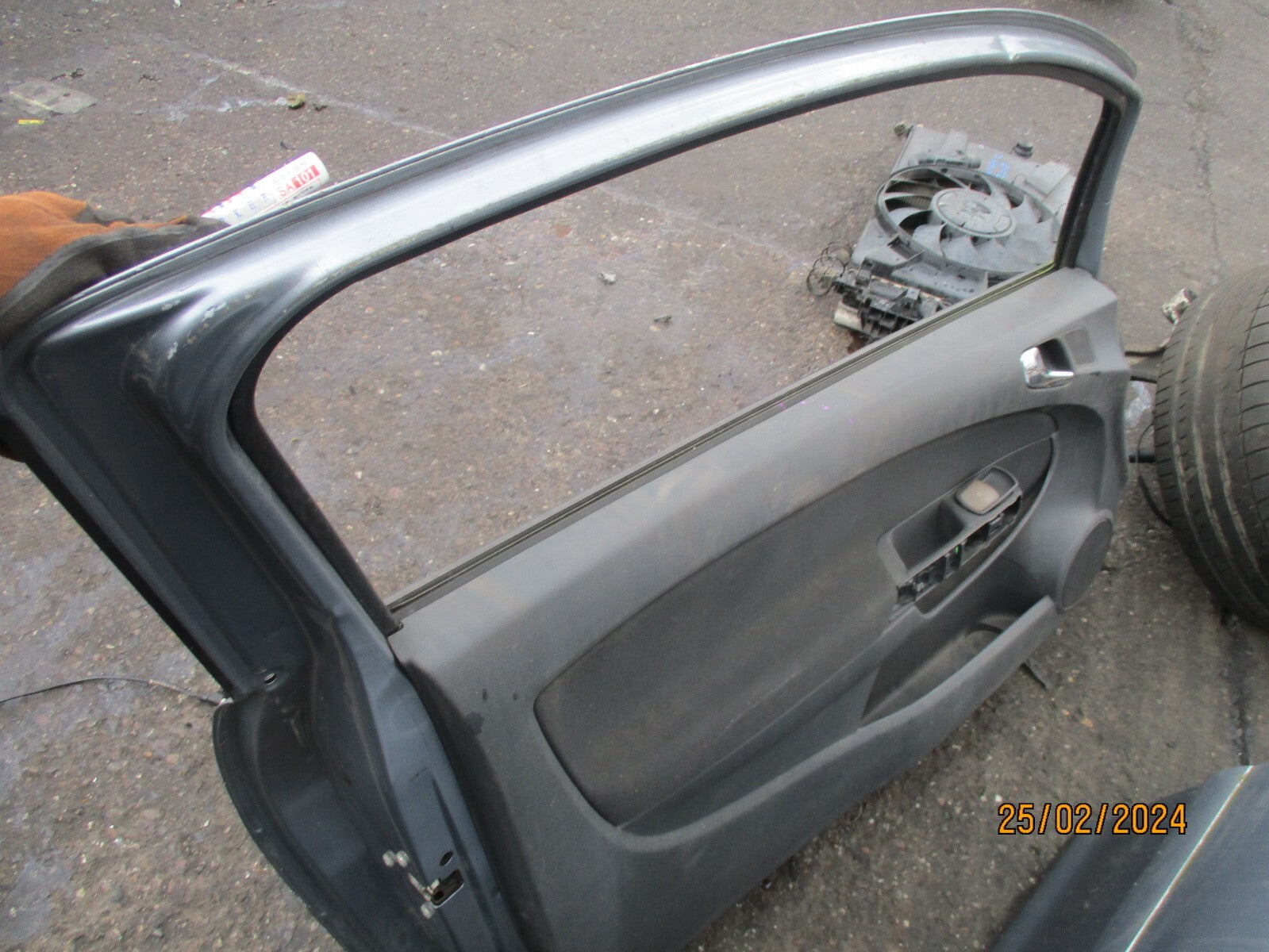 VAUXHALL CORSA D 2008 3 DOOR NS PASSENGER FRONT DOOR SILVER Z163