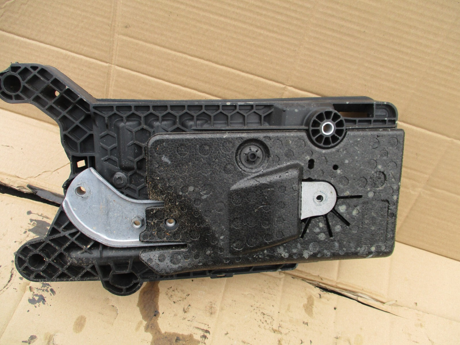 VW VOLKSWAGEN TIGUAN MK2 2023 BATTERY TRAY HOLDER 5QF915331C