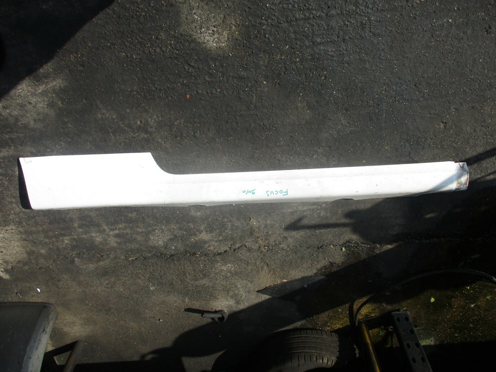 FORD FOCUS MK2 OS DRIVER SIDE SKIRT WHITE