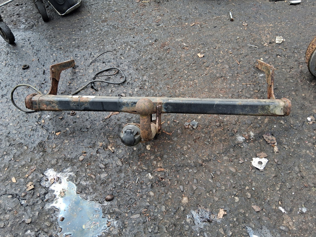 RENAULT CAPTUR 2018 REAR METAL TOW BAR WITH ELECTRICS PLUG
