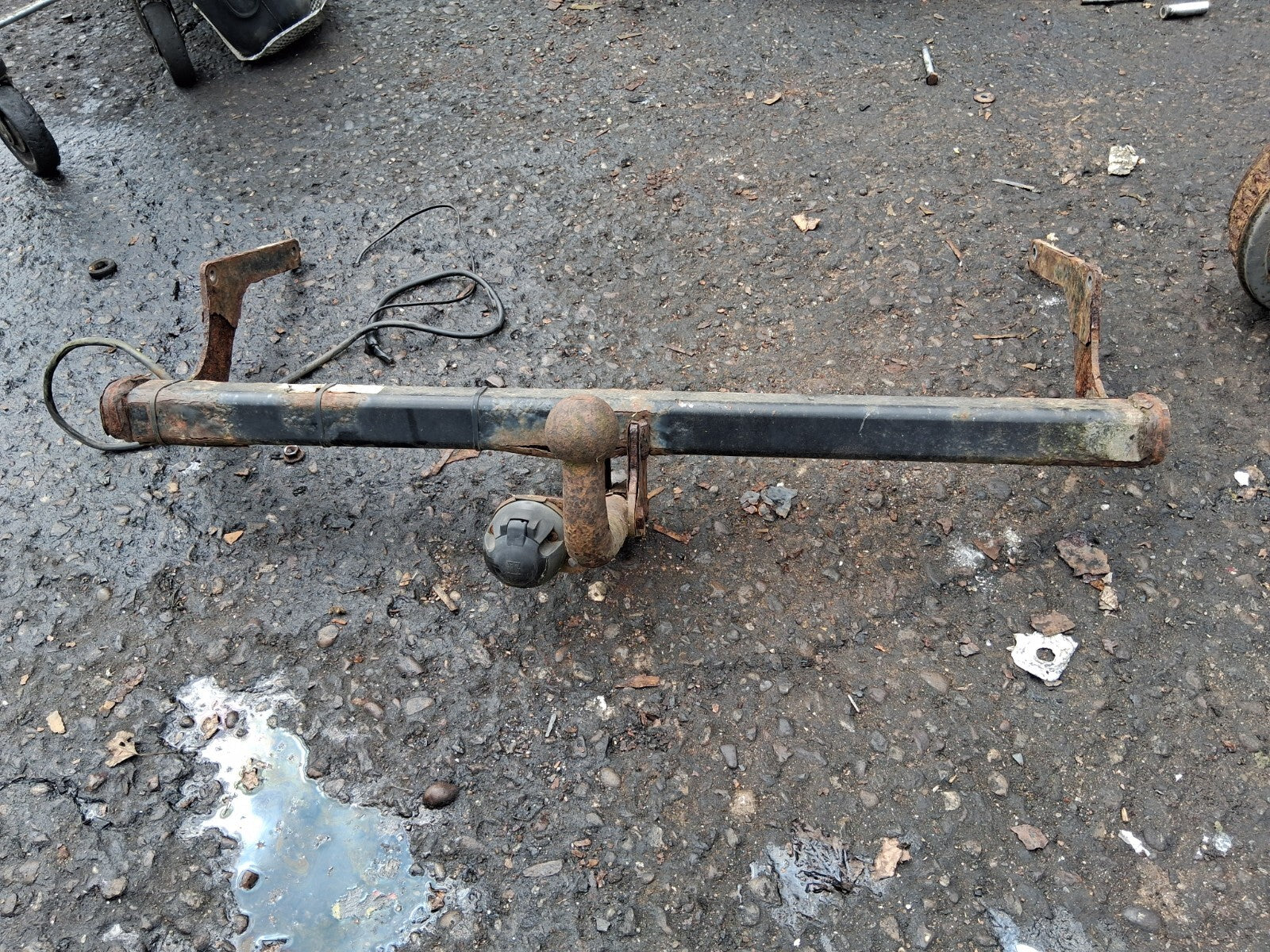 RENAULT CAPTUR 2018 REAR METAL TOW BAR WITH ELECTRICS PLUG