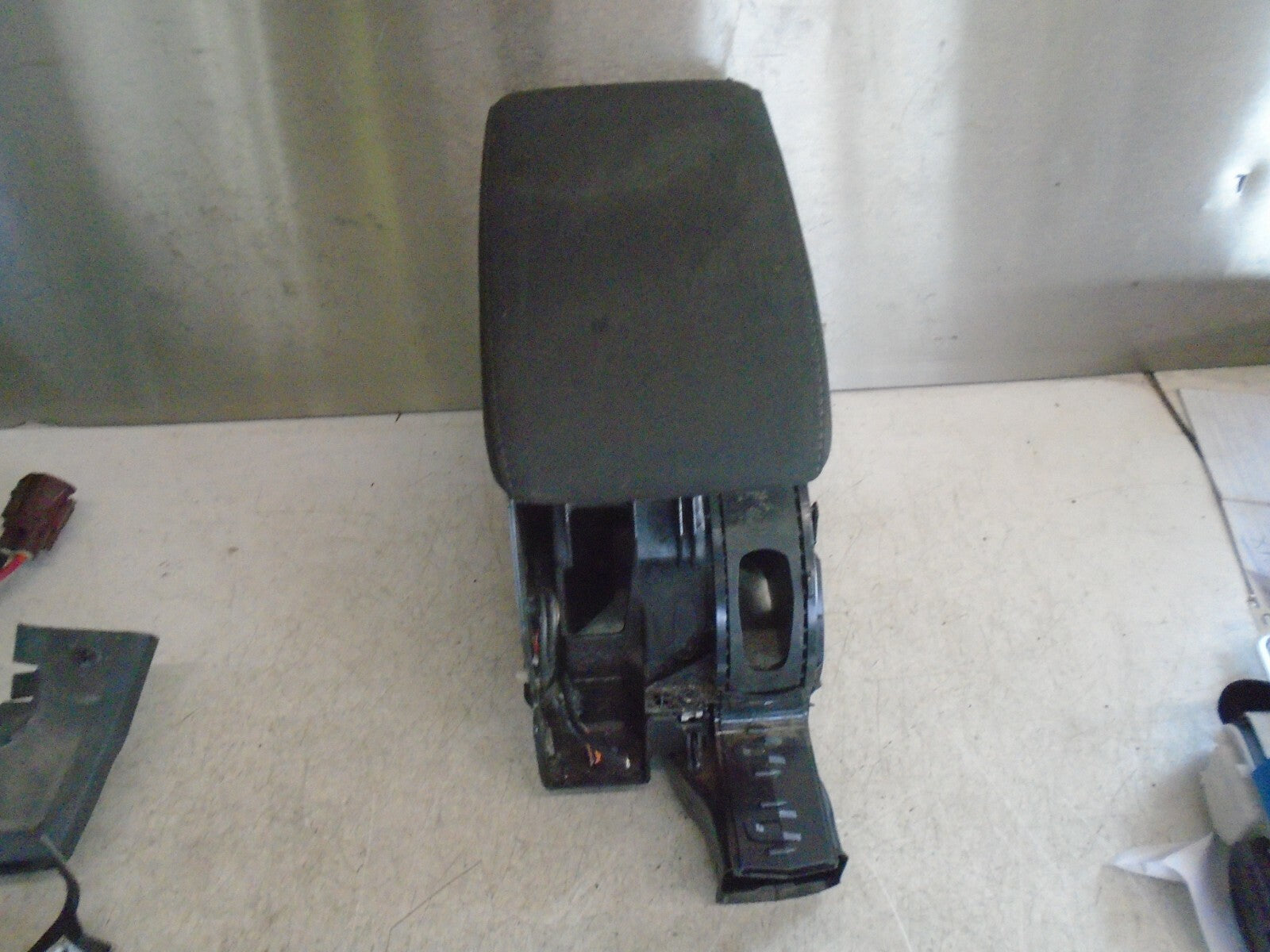 VOLKSWAGEN GOLF 2012 MK6 CENTRE CONSOLE ARMREST 1K0864207