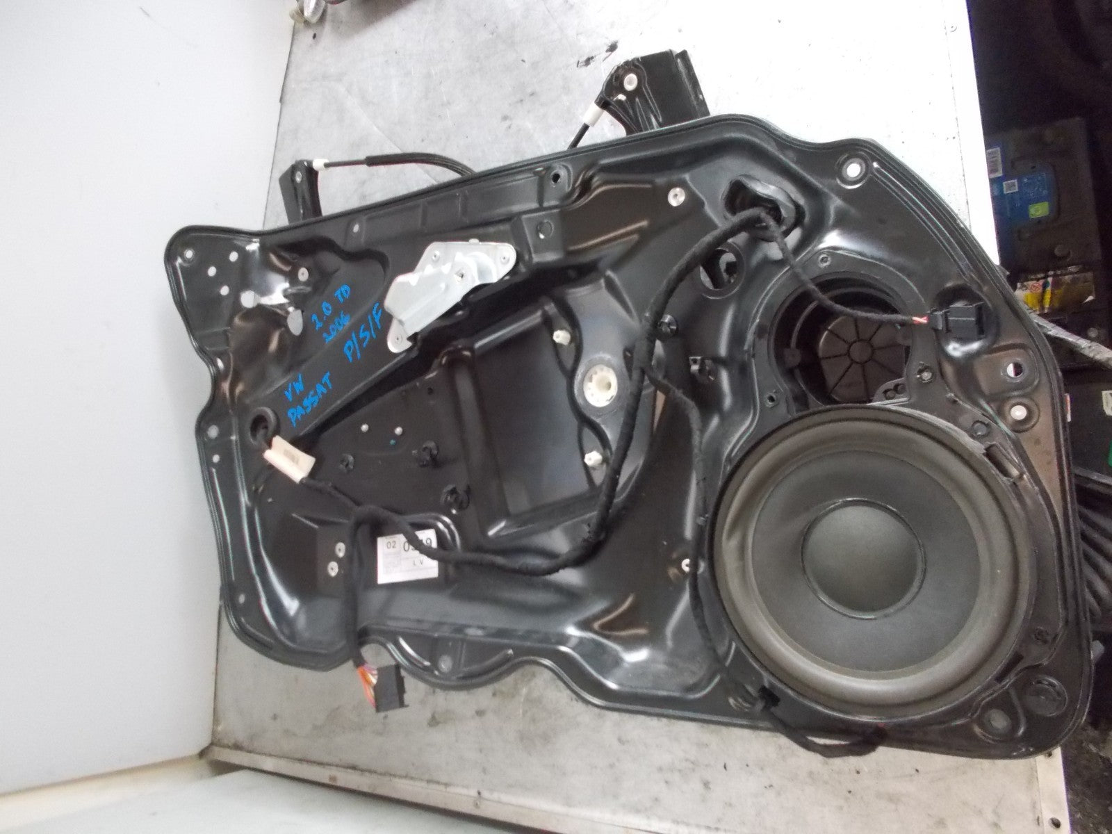 2006 VOLKSWAGEN PASSAT FRONT DOOR PASSENGER SIDE WINDOW REGULATOR