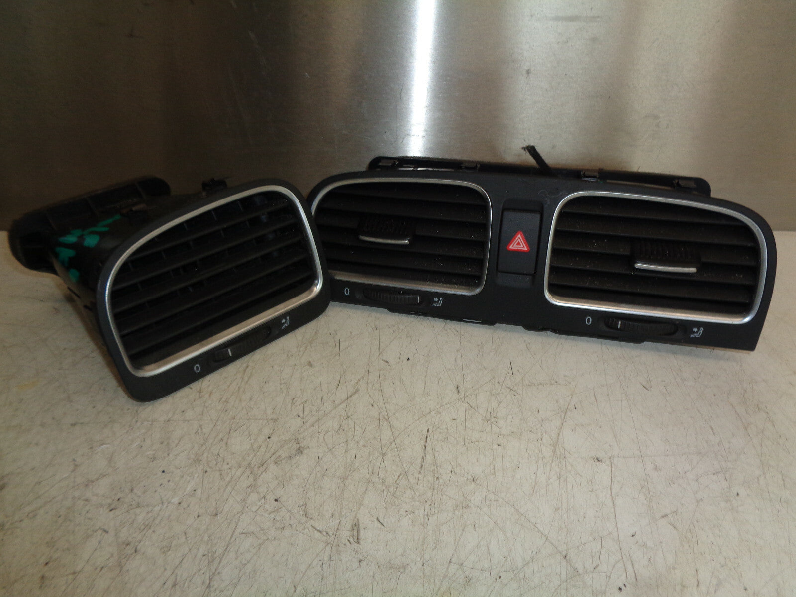 VW VOLKSWAGEN GOLF MK6 2010 CENTRE DASHBOARD + PASSENGER SIDE AIR VENT 5K0815735