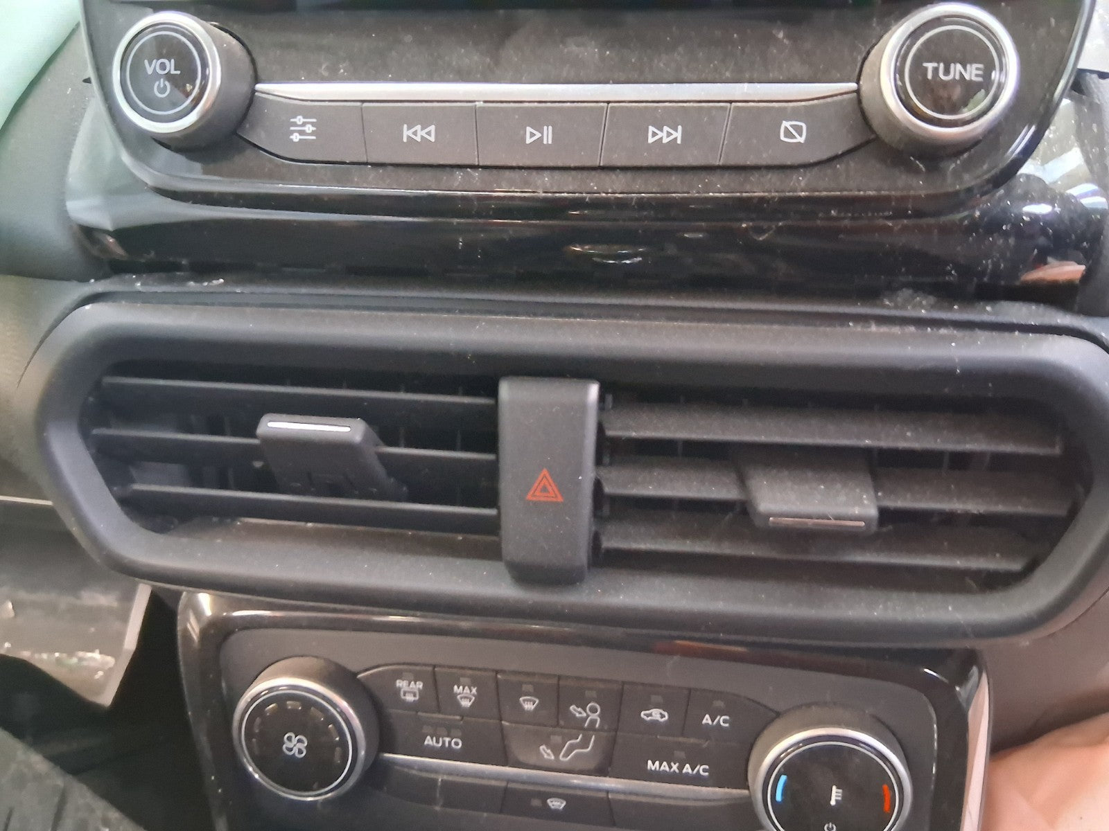 2021 FORD ECOSPORT MK2 DASHBOARD CENTRE AIR VENT WITH HAZARD SWITCH