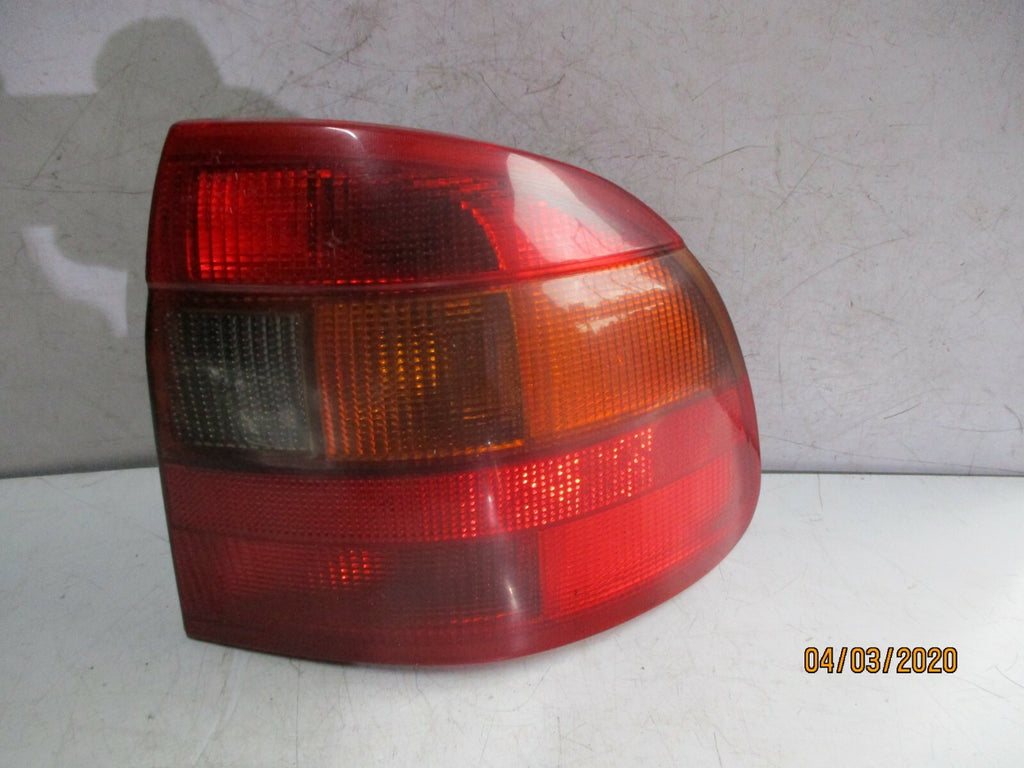 VAUXHALL ASTRA MK3 SALOON 1998 OSR DRIVER SIDE REAR BRAKE TAIL LIGHT UNIT 5006