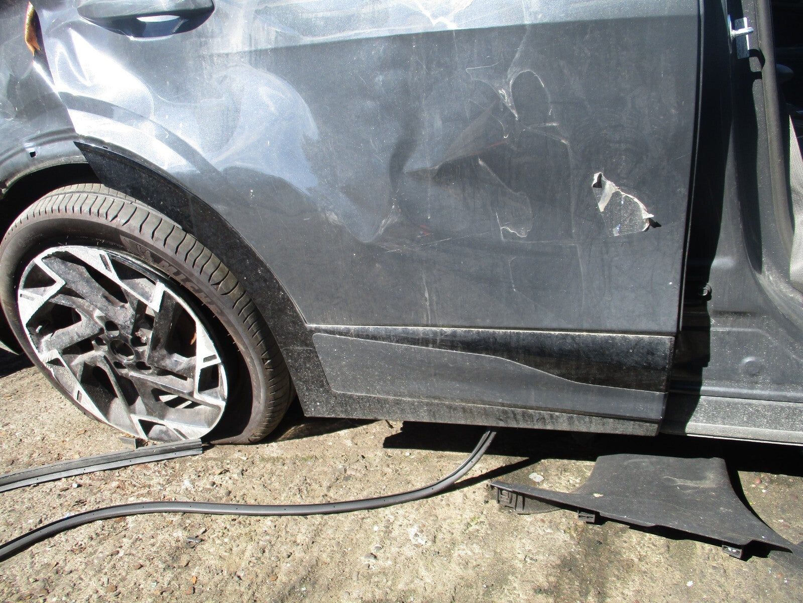 2023 KIA SPORTAGE MK5 OSR DRIVER SIDE REAR LOWER DOOR MOULDING TRIM GREY