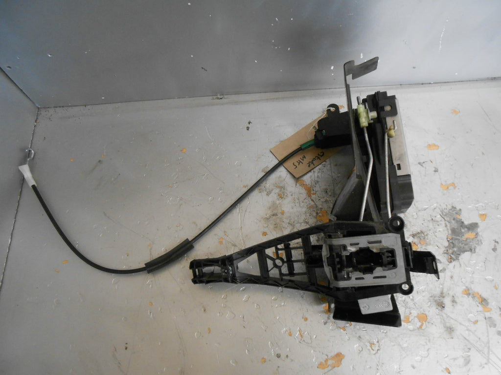 VAUXHALL ASTRA MK5 2009 ESTATE OSF DRIVER SIDE FRONT LOCK MECH BRACKET 13220368