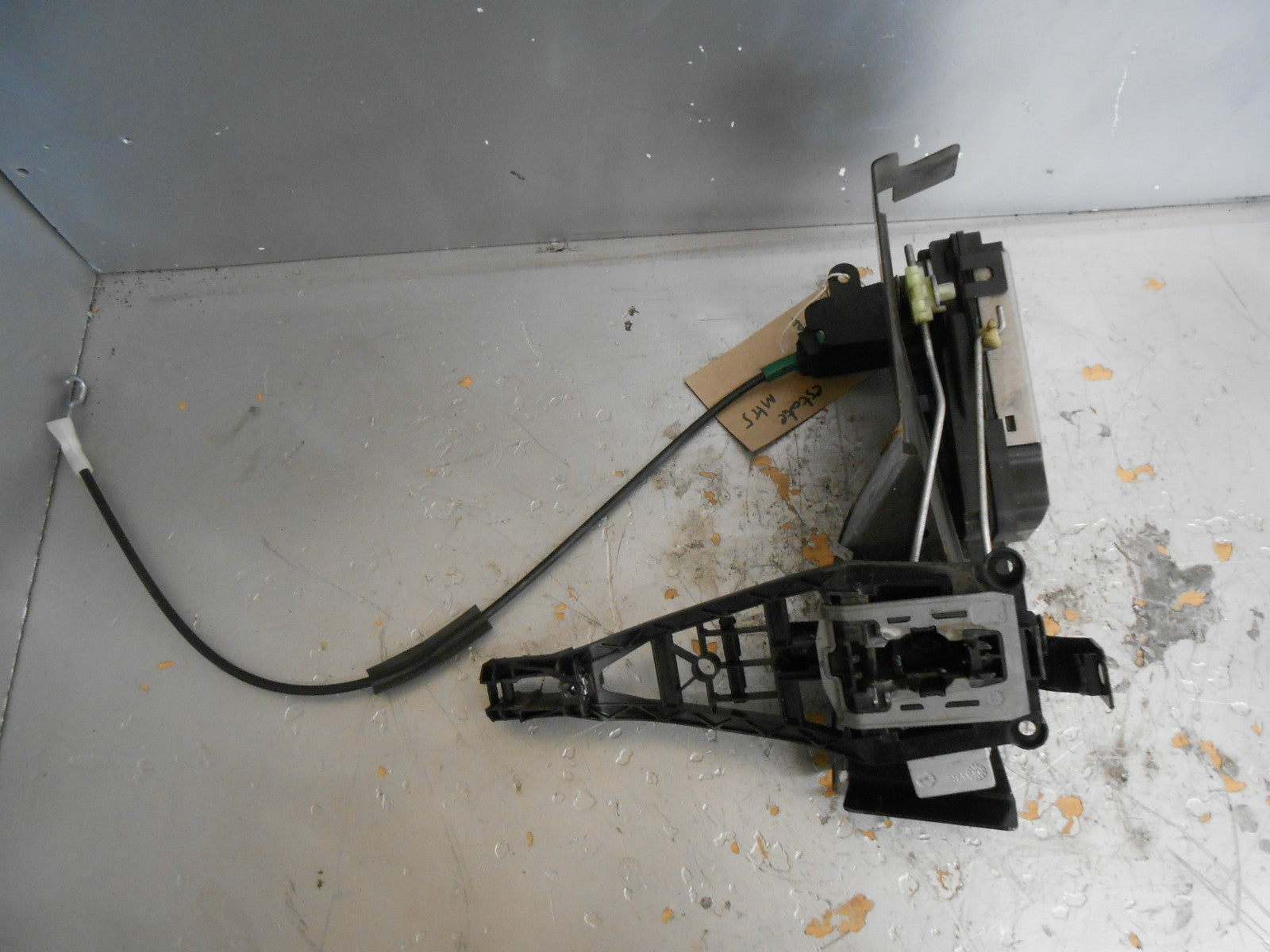 VAUXHALL ASTRA MK5 2009 ESTATE OSF DRIVER SIDE FRONT LOCK MECH BRACKET 13220368