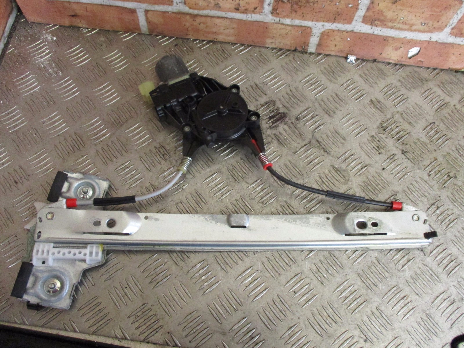 FORD FIESTA MK7 2010 5DR NSF PASSENGER FRONT WINDOW REGULATOR MOTOR 8A61A23201BN