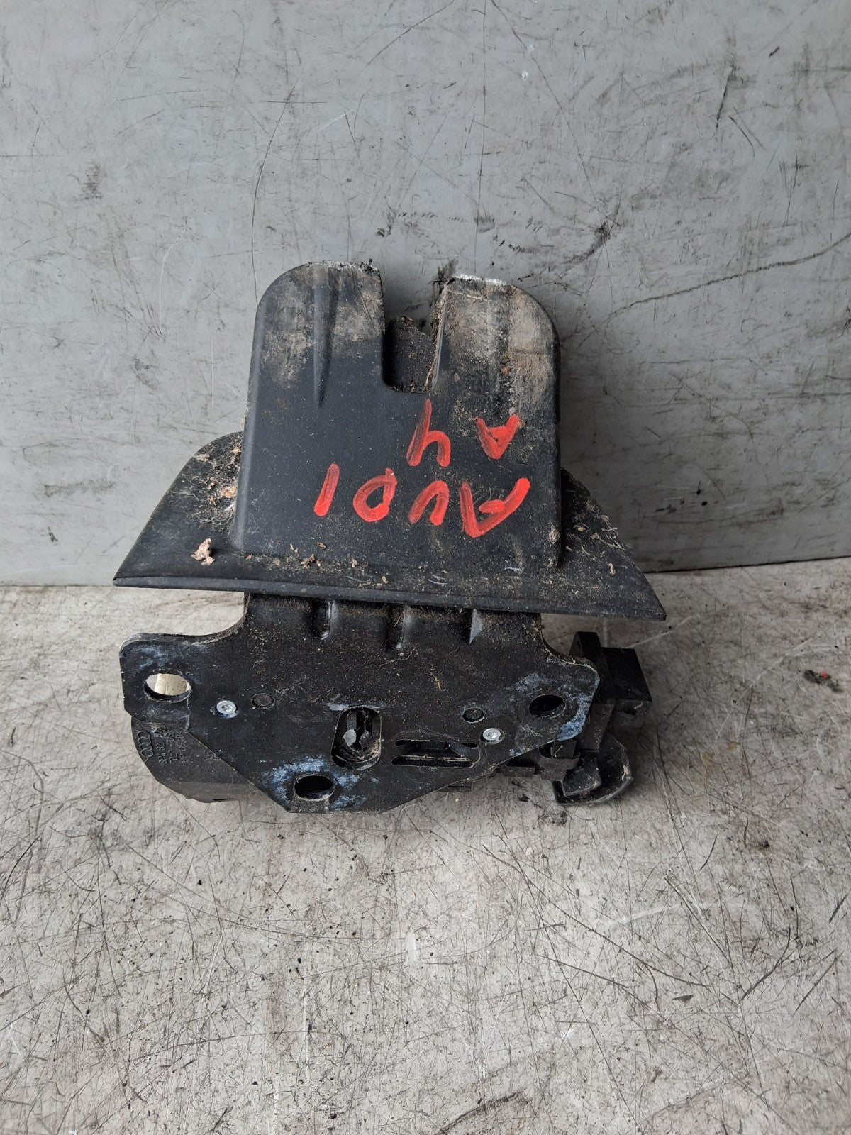 2011 AUDI A4 TAILGATE BOOTLID REAR LOCK MECHANISM
